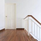 Barandilla interior blanca con pasamanos de madera